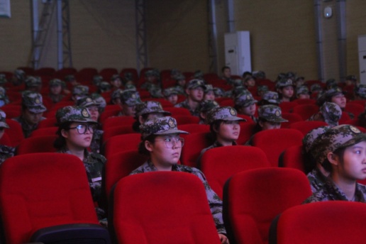 图为新生认真听讲.jpg